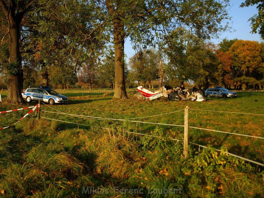 Kleinflugzeug abgestuerzt Sankt Augustin Meindorf P172.JPG